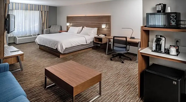 Четырёхместный люкс Executive Holiday Inn Express and Suites Pikeville by IHG
