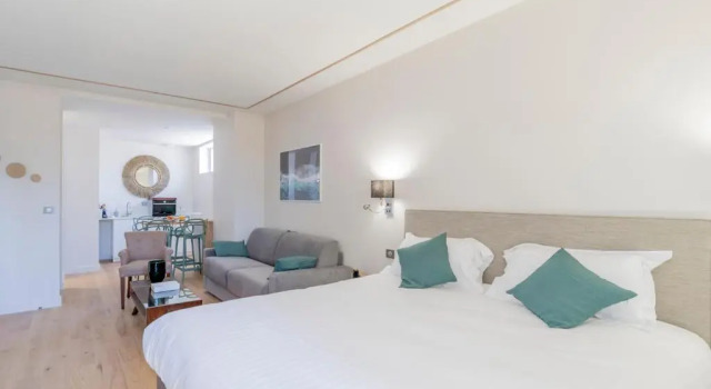 LES SUITES DU PORT by Le Saint Ferdinand