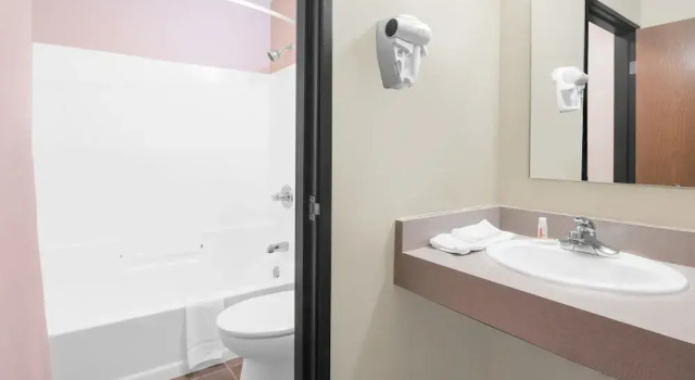 Двухместный люкс Northwoods Inn and Suites