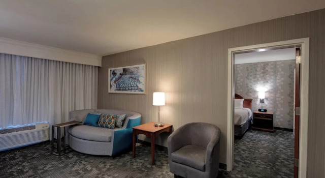 Люкс Courtyard by Marriott Chapel Hill