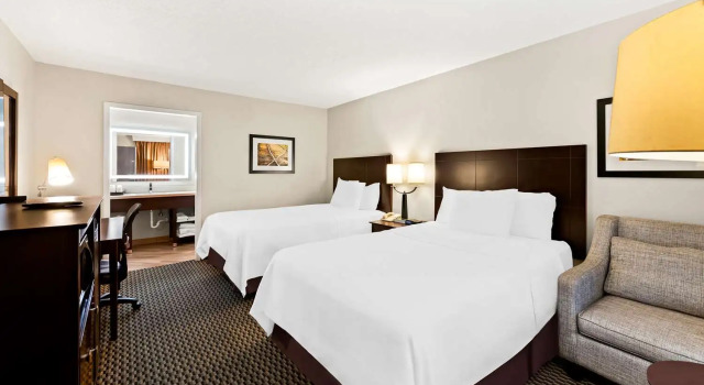Четырёхместный номер Standard с видом на бассейн Best Western State Fair Inn