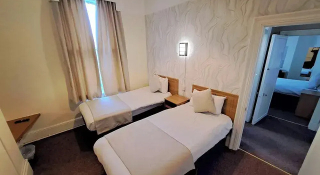 Четырёхместный семейный номер Standard Prince Of Wales Hotel