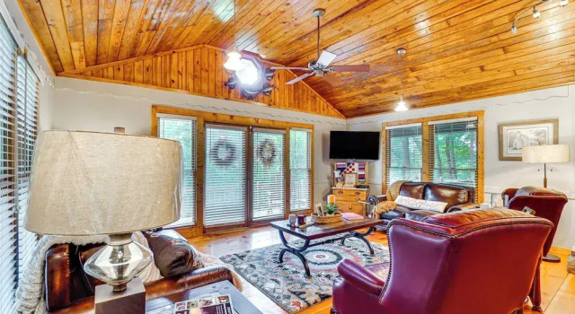Коттедж 'bear Acres Getaway' Cabin w/ Deck in Townsend!
