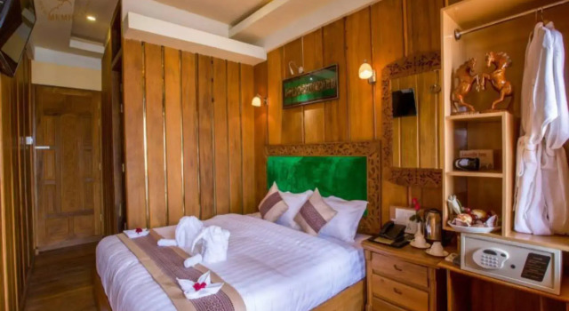 Mandalay Karaweik Mobile Hotel, Prenota Hotel Mandalay Myanmar, vicino a Jade Market