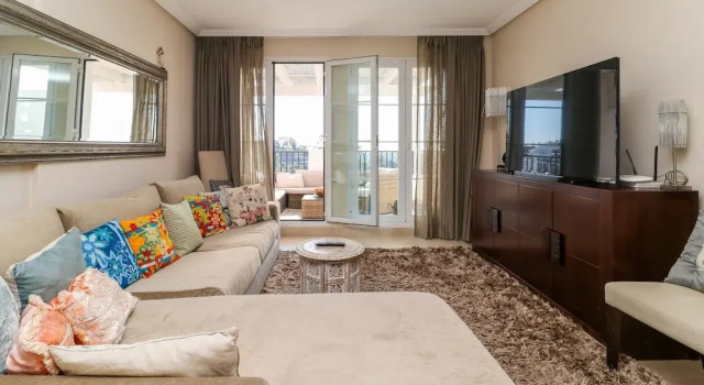 Los Robles - 3BR Penthouse With Spectacular Panoramic Views in Benahavis, Забронировать Отель Отели Бенаавис с парковкой, Парковка