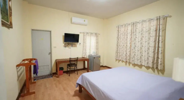 Кровать в общем номере Baan Sabuy Jung