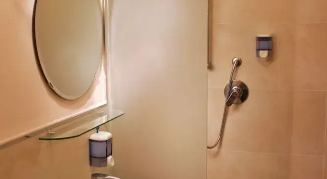 Кровать в общем номере с балконом City-In Hostel B&B