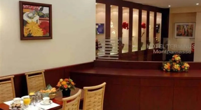 Кровать в общем номере Hotel Terminus Montparnasse