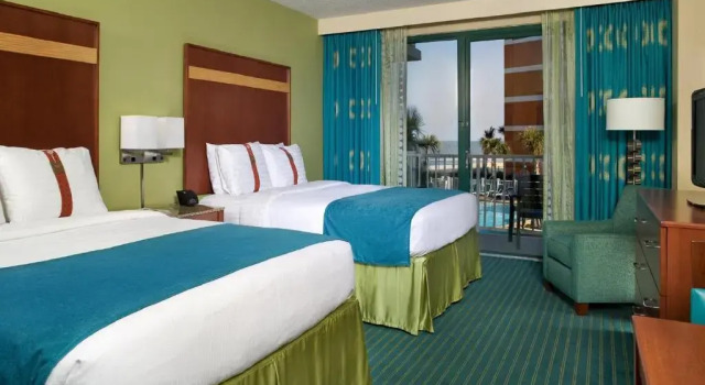 Четырёхместный номер Standard с видом на бассейн Holiday Inn & Suites Virginia Beach - North Beach by IHG