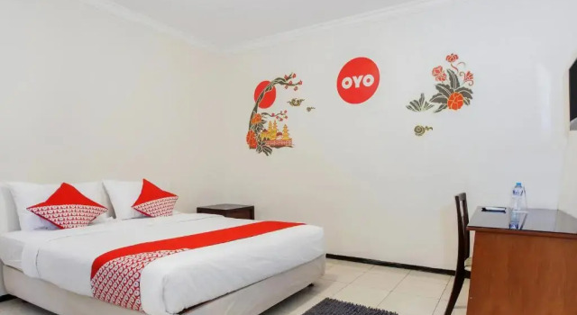 Standard Double room Dukuh Kupang Residence Mitra RedDoorz
