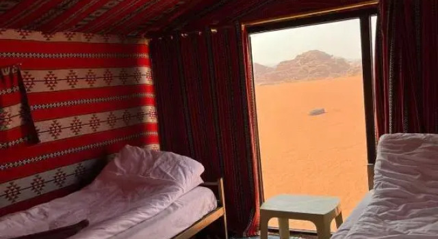 Кровать в общем номере Wadi Rum Starlight Camp