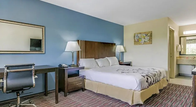 Люкс Superior Econo Lodge Inn & Suites Enid South