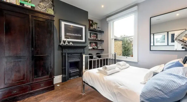 Коттедж Luxurious Wandsworth Home Close to Putney Heath by Underthedoormat