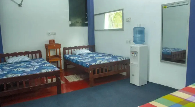 Кровать в общем номере Airport Tourist Resort