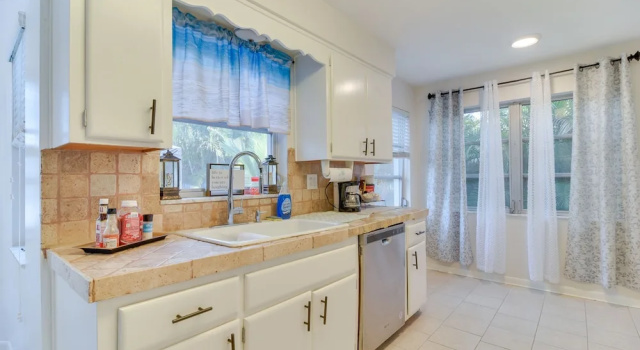 Коттедж с 2 комнатами Largo House w/ Backyard Oasis & Proximity to Beach