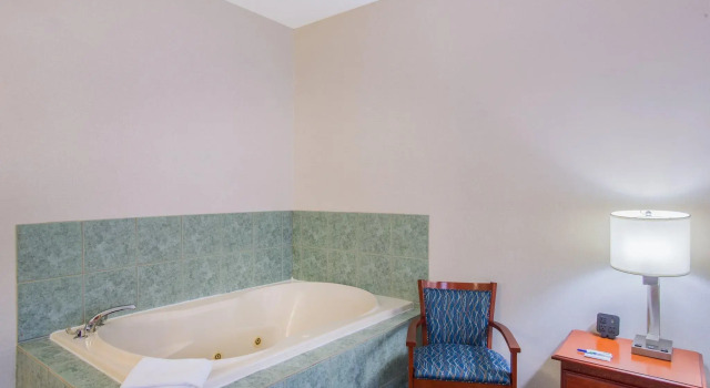 Двухместный люкс Holiday Inn Express Hotel & Suites Brattleboro by IHG