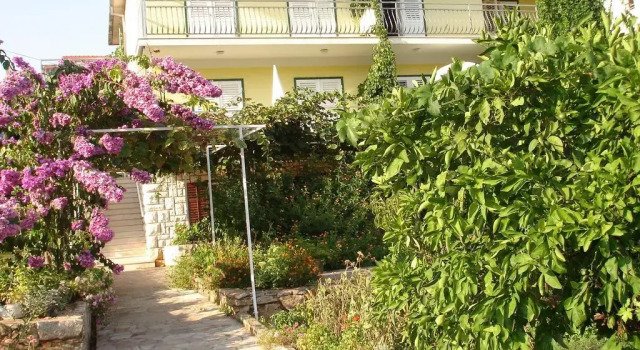 Apartments Lucija, Prenota Appartamento Hotel a Croatian Islands con parcheggio, Parcheggio