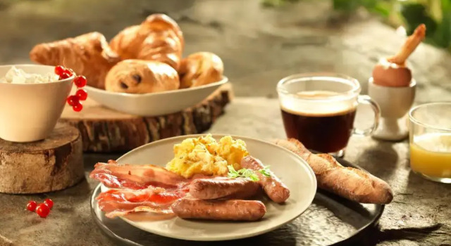 Номер Golden Forest Club с видом на озеро Disney Sequoia Lodge