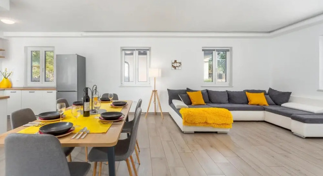 Amazing Home in Kras With Outdoor Swimming Pool, 4 Bedrooms and Wifi, Varaa Hotelli Hotellit Kvarner Islands uima-altaalla, Uima-allas