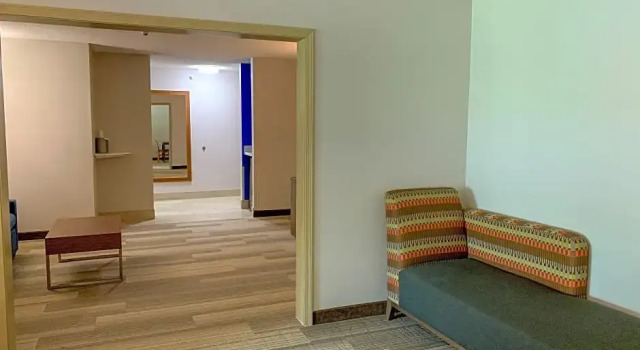 Четырёхместный люкс Holiday Inn Express & Suites Lexington Downtown Area-Keeneland by IHG