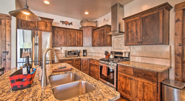 Коттедж McCall Home + Hot Tub ~ 2 Mi to Payette Lake