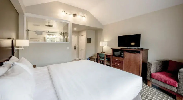 Номер Luxury Gibsons Garden Hotel