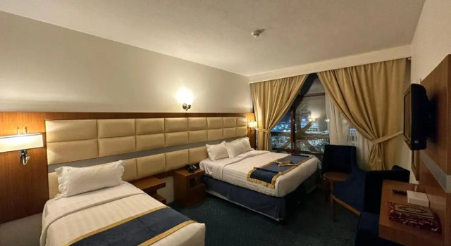 Трёхместный номер с красивым видом из окна Emaar Elite Al Madina Hotel