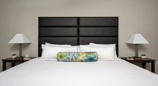 Downtown Dallas CozySuites w/ gym #2, Забронировать Отель Отели Далласа 4 звезды, рядом с Dallas Weekly Newspaper, 4*