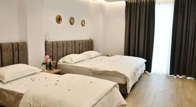 Трёхместный номер Standard с балконом Elite Hotel