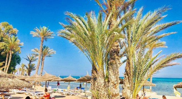 Кровать в общем номере с видом на сад Курортный отель Hari Club Beach