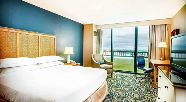 Номер с видом на бассейн Hilton Daytona Beach Resort