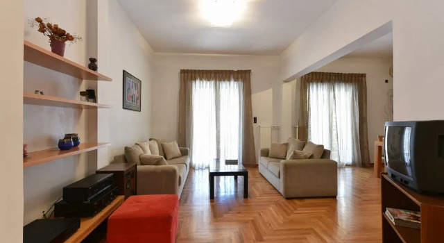 Victoria Square Apartment - Two Bedroom Condo, Забронировать Апартаменты/квартира Отели Афины с парковкой, рядом с Театр Каролос Коун "Театрон технис", Парковка