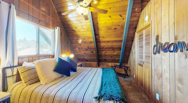 Big Bear Bungalow #643, Забронировать Дом для отпуска Отели в центре Биг-Бэар-Сити, в центре