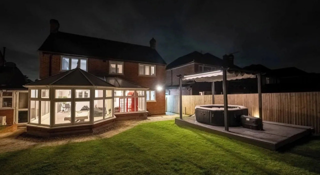 Luxury Retreat, Hot Tub, SK Massage Bed & Tesla, Buchen Sie Ferienhaus Northwood Großraum London