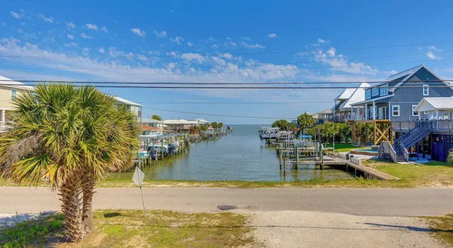 Коттедж Breezy Dauphin Island Vacation Rental with Deck
