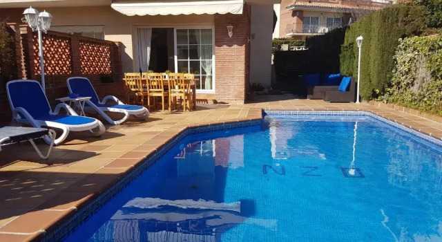 Коттедж Casa con piscina en costa Barcelona
