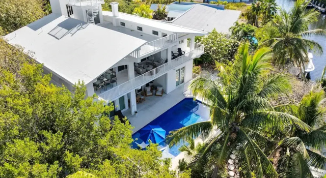 Коттедж New Listing! Reel Joy Waterfront Luxe With Pool And Private Dock 4 Bedroom Home