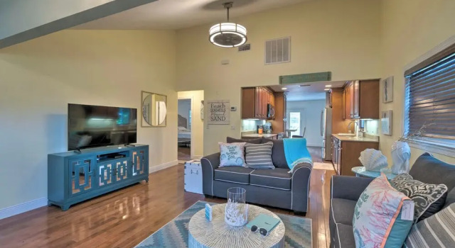 Коттедж с 2 комнатами Bright Sarasota Bungalow - 5 Mi to Siesta Beach!