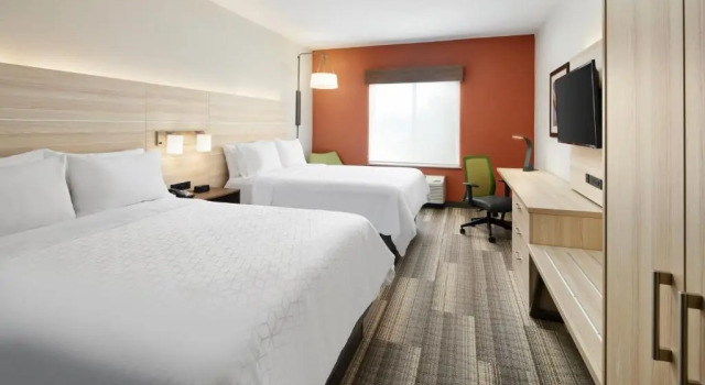 Четырёхместный номер Standard с красивым видом из окна Holiday Inn Express Hotel & Suites Salem by IHG