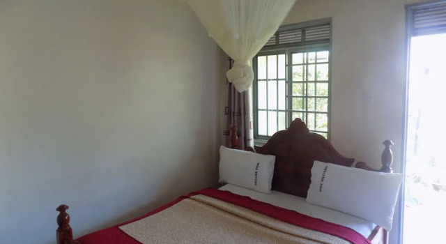 Deluxe Hotel - Ishaka, Book Hotel Ishaka 