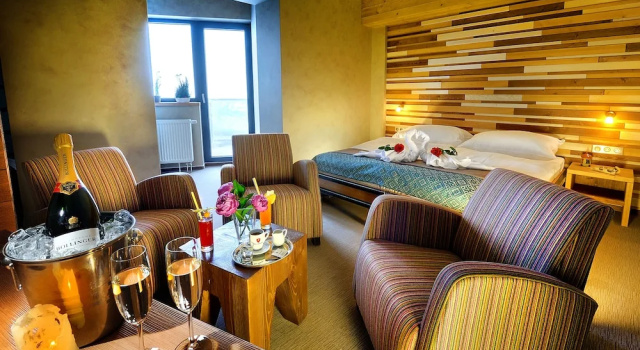 Четырёхместный номер Deluxe с балконом и с видом на окрестности Hotel Rotunda
