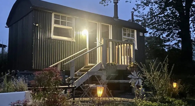 1 Bedroom Cabin Sleeps 2, Private Garden, Wifi