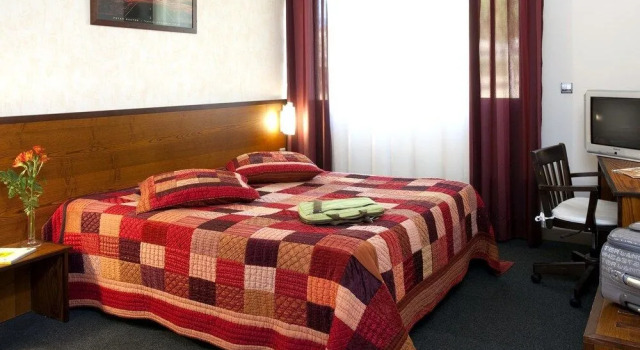 Hôtel Restaurant La Bombardière, Book Hotel Hoteller i Cuq-Toulza med parkering, Parkering