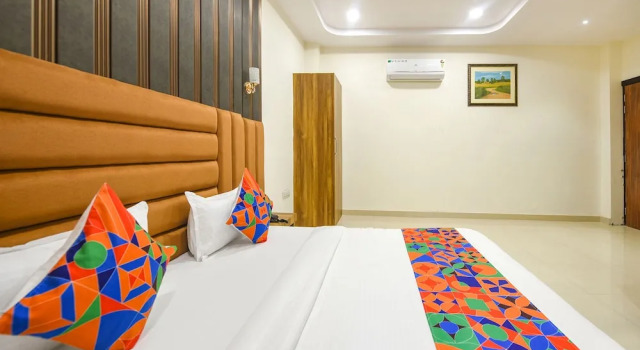 Номер Luxury FabHotel Golden Tree