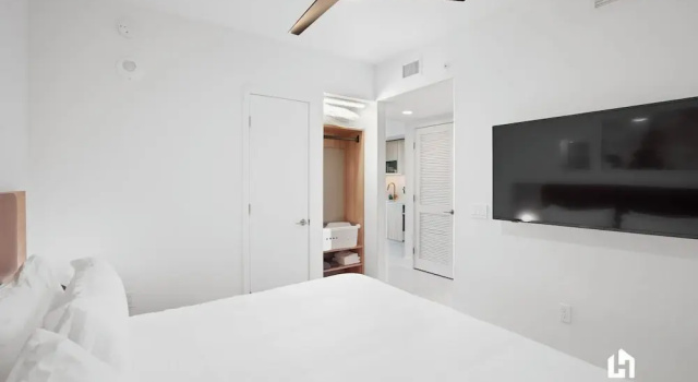 Апартаменты c 1 комнатой с балконом и с видом на город Stylish Apartments with Partial Ocean Views in Downtown