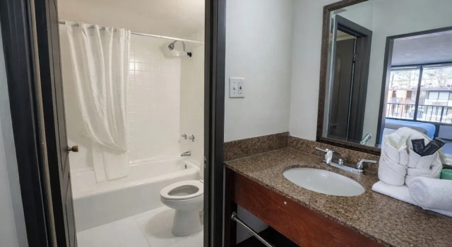 Четырёхместный номер Comfort 1st Place Hotel Decatur I-20 East Atlanta