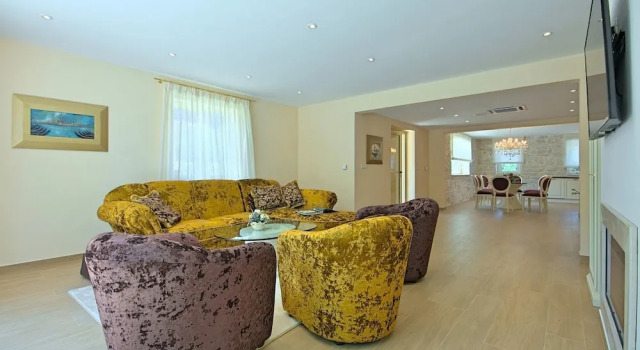 Villa Emma, Book Villa Hoteller i Tar med pool, Swimmingpool