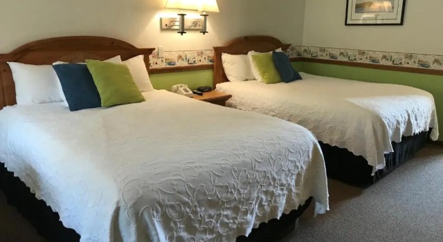 Четырёхместный номер Standard Main Street Motel