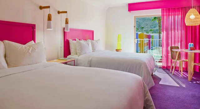 Четырёхместный номер Standard с красивым видом из окна The Saguaro Palm Springs