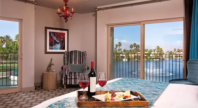 Номер Deluxe с видом на озеро The Chateau at Lake La Quinta
